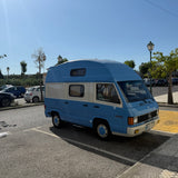 Louez un camping-car Mercedes MB 100 depuis Faro pour votre voyage en van sur la côte de l'Algarve au Portugal