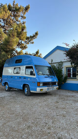 Louez un camping-car Mercedes MB 100 depuis Faro pour votre voyage en van sur la côte de l'Algarve au Portugal