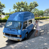 Louez un camping-car Mercedes MB 100 depuis Faro pour votre voyage en van sur la côte de l'Algarve au Portugal