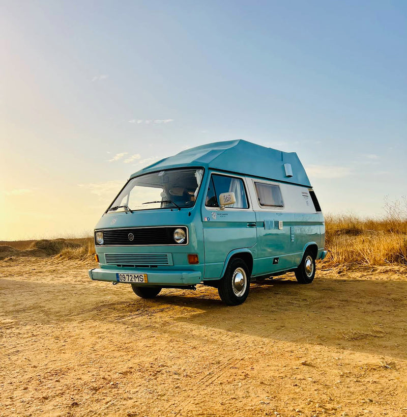 Louez un camping-car à icône Classic Combi Volkswagen T3 Westfalia (2pax) pour un road surf trip en Algarve Portugal