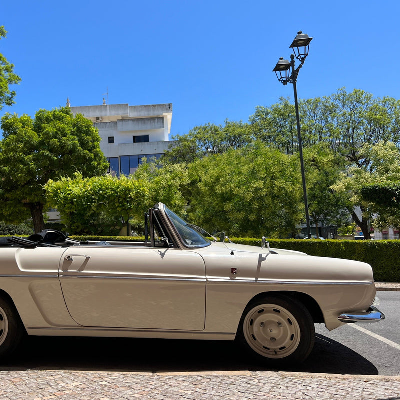 Alugue um carro clássico Renault Caravelle, o Bardot 